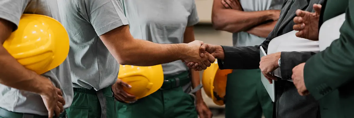 Operatori Euroservizi durante il carico di rifiuti speciali in cantiere
